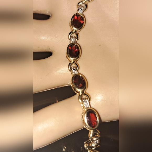 Beautiful 10k solid yellow gold Garnet bracelet - Picture 2 of 2
